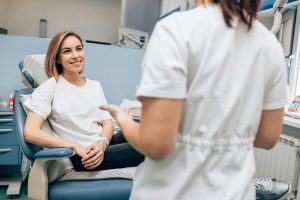 How do I select the right occlusal scheme for complete dentures?